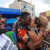 Taís Araújo e Lázaro Ramos deram um beijo na boca no tradicional arrastão que encerra o Carnaval de Salvador