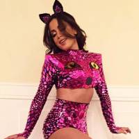 Anitta aposta em fantasia sexy de gatinha em show de Carnaval no Rio. Vídeos!