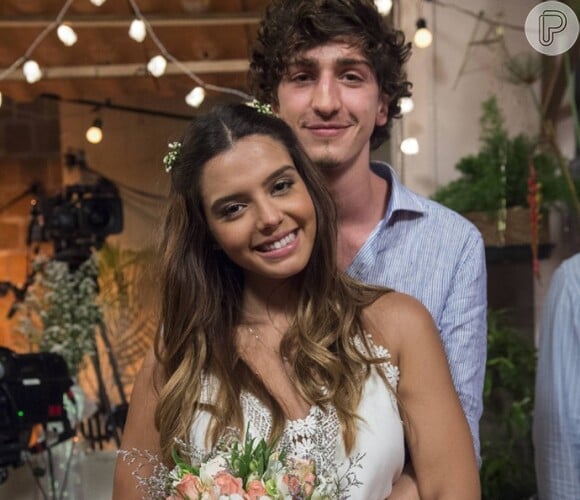 Cesário (Johnny Massaro) e Luana (Giovanna Lancellotti) se casam no Morro da Macaca, na novela 'A Regra do Jogo'