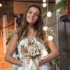 Luana (Giovanna Lancellotti) se casa com vestido simples e de estilo hippie, na novela 'A Regra do Jogo'