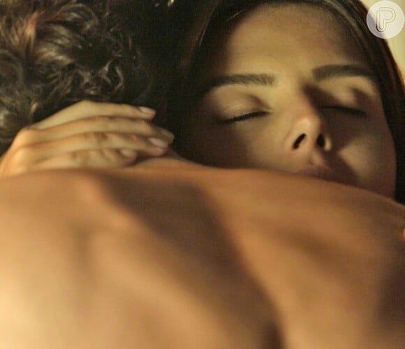 Cesário (Johnny Massaro) perde a virgindade com Luana (Giovanna Lancellotti) e na manhã seguinte diz que foi exatamente como ele sonhou, na novela 'A Regra do Jogo'