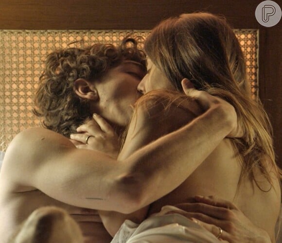 Cesário (Johnny Massaro) e Luana (Giovanna Lancellotti) fazem amor pela primeira vez, na novela 'A Regra do Jogo'