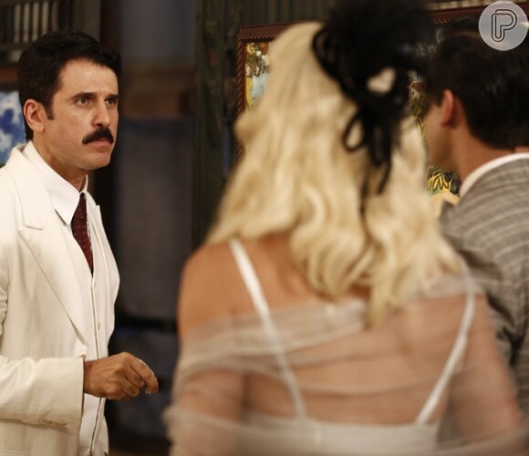 Ernesto (Eriberto Leão) é desmascarado por Celso (Rainer Cadete) diante de Sandra (Flávia Alessandra), na novela 'Êta Mundo Bom!', em 11 de fevereiro de 2016