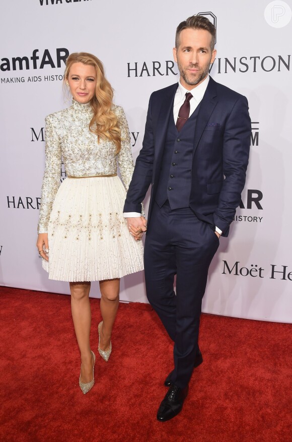 Blake Lively e Ryan Reynolds estiveram em evento beneficente da amfAR realizado em Nova York, nos Estados Unidos