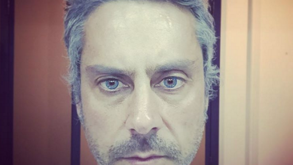 Alexandre Nero aparece de lentes azuis para nova fase em 'A Regra do Jogo'