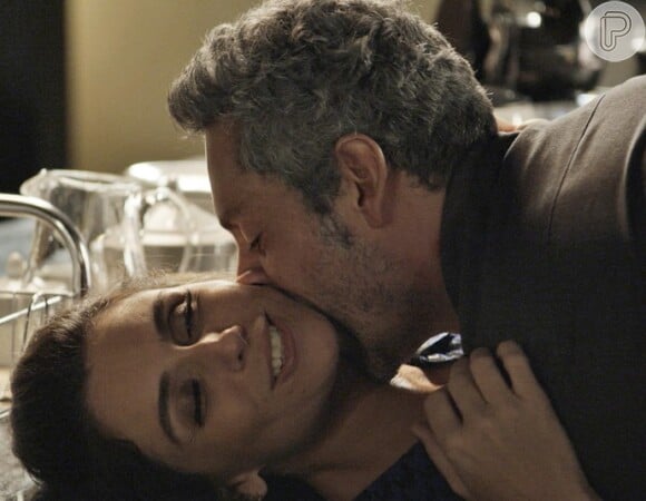Atena (Giovanna Antonelli) e Romero (Alexandre Nero) 'brincam de médico' e têm noite quente de amor, na novela 'A Regra do Jogo', em 11 de fevereiro de 2016