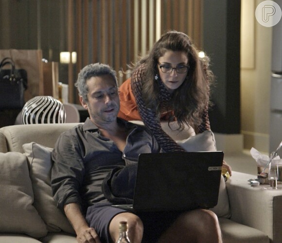 Atena (Giovanna Antonelli) e Romero (Alexandre Nero) alugam um apartamento em Florianópolis e viajam para lá de carro, na novela 'A Regra do Jogo'