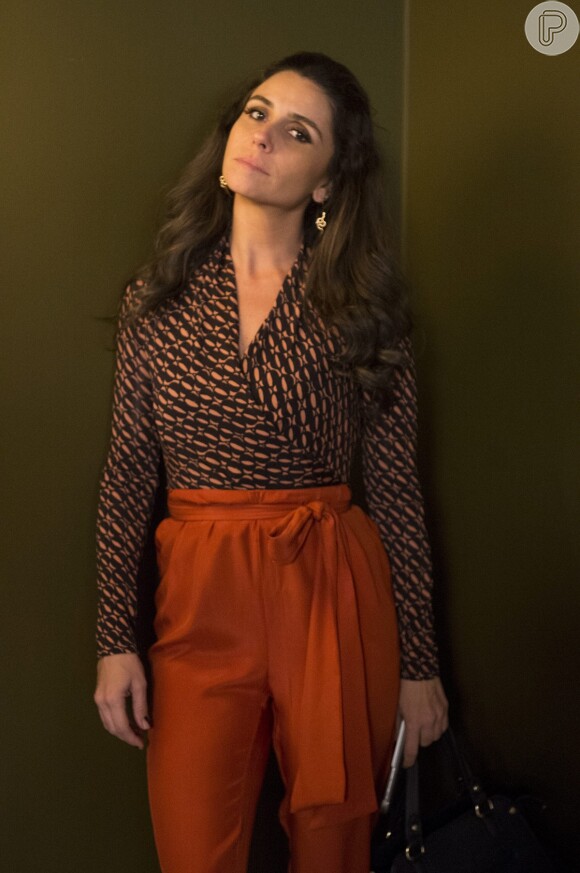 Atena (Giovanna Antonelli) escurece os cabelos e com roupas mais sóbrias passa a ser Helena, uma psiquiatra, na novela 'A Regra do Jogo'