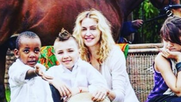 Madonna exibe foto antiga com o filho Rocco, de quem luta pela guarda: 'Saudade'