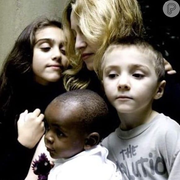 Lourdes Maria, Mercy e Rocco com a mãe quando eram mais novos, em imagem publicada pela cantora recentemente: 'O amor conquista tudo'