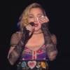 Madonna se emocinou ao cantar em homenagme às vítimas do ataque terrorista ocorrido em Paris