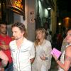 Kate Hudson deixa a casa noturna cercada por fãs 
