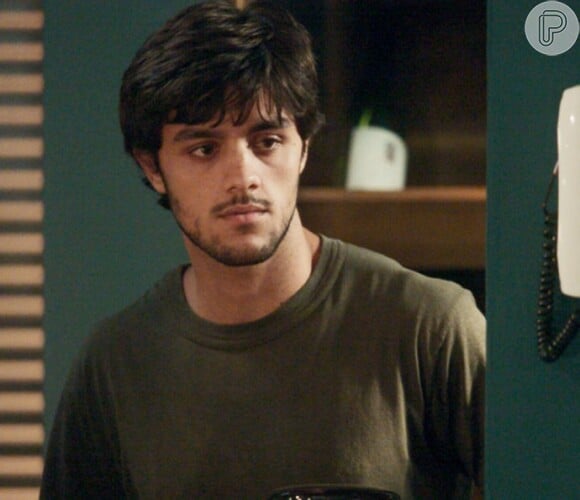 Jonatas (Felipe Simas) fica arrasado ao ver a foto de Eliza (Marina Ruy Barbosa) com Arthur (Fábio Assunção), na novela 'Totalmente Demais'