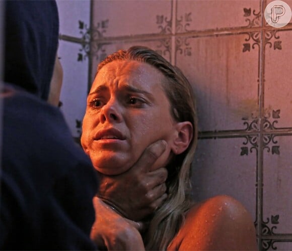 Gibson (José de Abreu) mandou um capanga para ameaçar Lara (Carolina Dieckmann), a fim de afastá-la de Dante (Marco Pigossi) , na novela 'A Regra do Jogo'