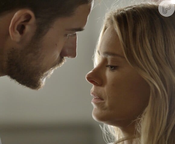 Lara (Carolina Dieckmann) conta para Dante (Marco Pigossi) que Gibson (José de Abreu) ameaçou matá-la se ela não se afastasse dele, na novela 'A Regra do Jogo', em fevereiro de 2016