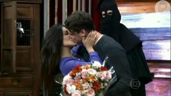 Beijo na TV! Cleo Pires, convidada do programa 'Vídeo Show', exibido em 10 de dezembro de 2013, foi surpreendida pela visita surpresa de Romulo Neto