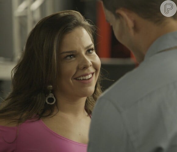 Mel (Fernanda Souza) cumpre acordo com Adisabeba (Susana Vieira), beija Merlô (Juliano Cazarré) e o separa de Janete (Suzana Pires)