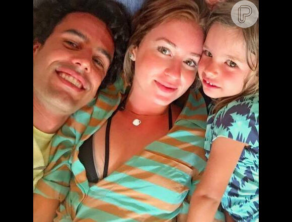 Marina Ruy Barbosa postou uma foto grudadinha ao namorado, Xandinho Negrão, e a sobrinha dele
