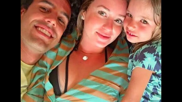 Marina Ruy Barbosa posa com namorado, Xande Negrão e a sobrinha do piloto. Foto!