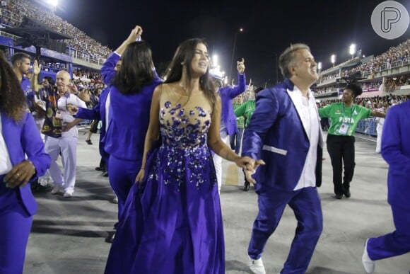 Gloria Pires foi representada pela filha, Antonia Morais, e pelo marido, Orlando Morais, no desfile da azul e branco de Madureira