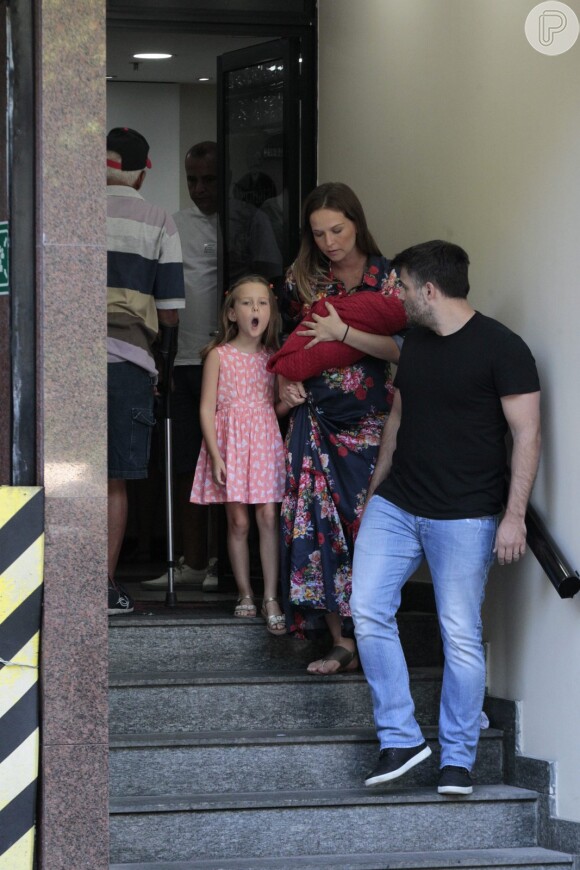 Fernanda Rodrigues deixa maternidade no Rio com o filho Bento no colo, na manhã deste sábado, 13 de fevereiro de 2016