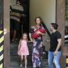 Fernanda Rodrigues deixa maternidade no Rio com o filho Bento no colo, na manhã deste sábado, 13 de fevereiro de 2016