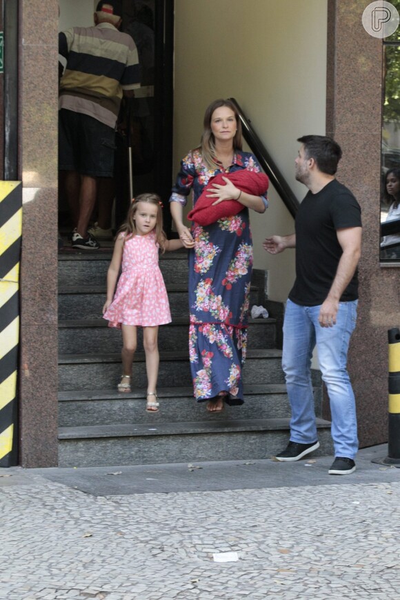 Fernanda Rodrigues deixa maternidade no Rio com o filho Bento no colo, na manhã deste sábado, 13 de fevereiro de 2016