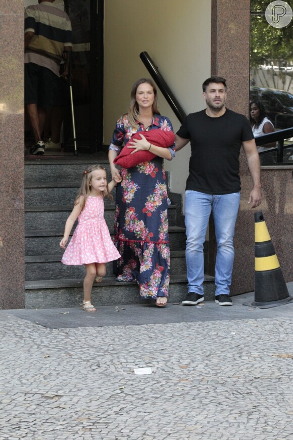 Fernanda Rodrigues deixa maternidade no Rio com o filho Bento no colo, na manhã deste sábado, 13 de fevereiro de 2016