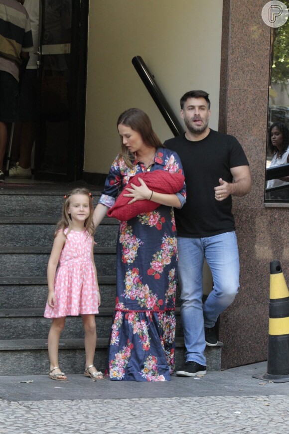 Fernanda Rodrigues deixa maternidade no Rio com o filho Bento no colo, na manhã deste sábado, 13 de fevereiro de 2016