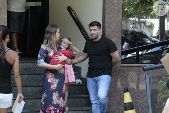 Fernanda Rodrigues deixa maternidade no Rio com o filho Bento no colo, na manhã deste sábado, 13 de fevereiro de 2016