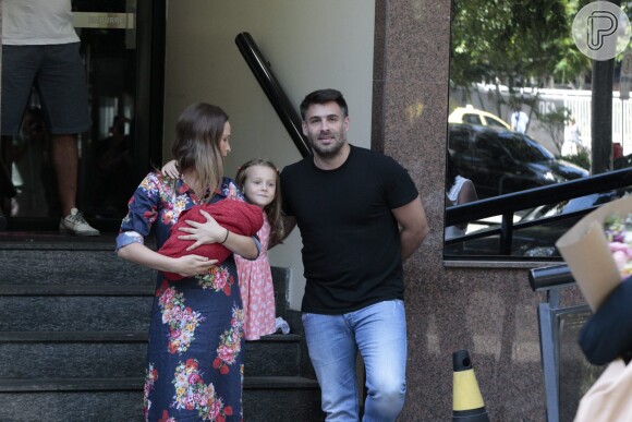 Fernanda Rodrigues deixa maternidade no Rio com o filho Bento no colo, na manhã deste sábado, 13 de fevereiro de 2016