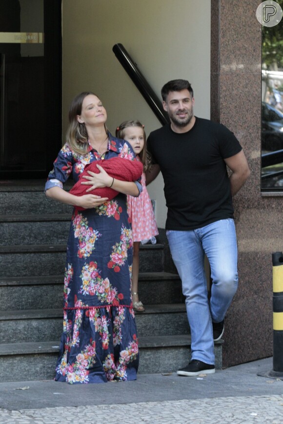 Fernanda Rodrigues deixa maternidade no Rio com o filho Bento no colo, na manhã deste sábado, 13 de fevereiro de 2016