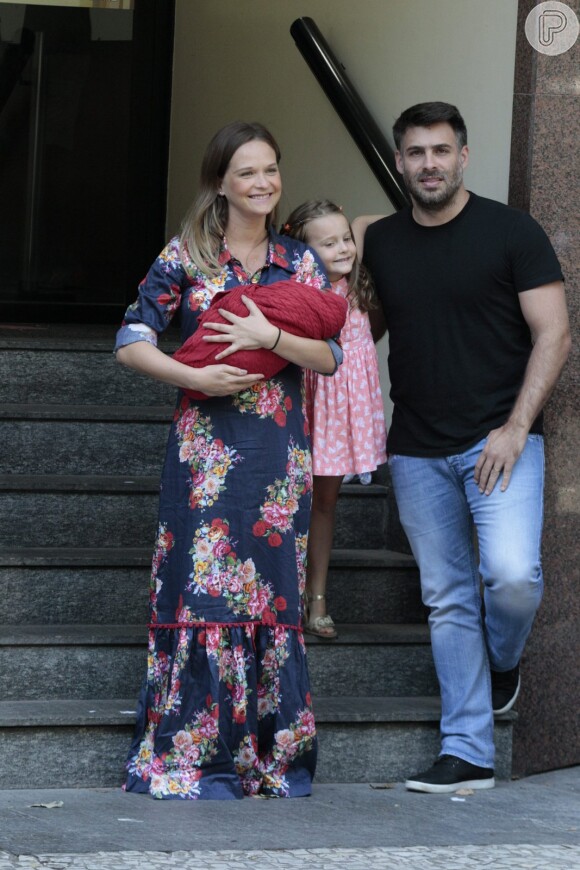 Fernanda Rodrigues deixa maternidade no Rio com o filho Bento no colo, na manhã deste sábado, 13 de fevereiro de 2016