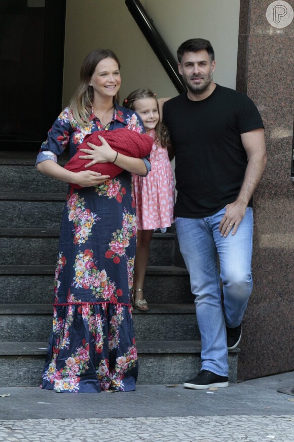 Fernanda Rodrigues deixa maternidade no Rio com o filho Bento no colo, na manhã deste sábado, 13 de fevereiro de 2016