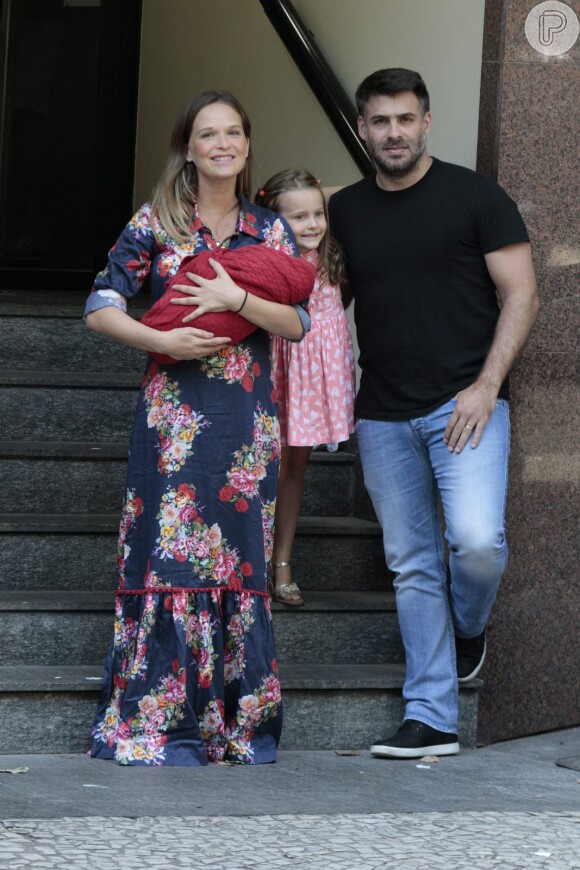 Fernanda Rodrigues deixa maternidade no Rio com o filho Bento no colo, na manhã deste sábado, 13 de fevereiro de 2016