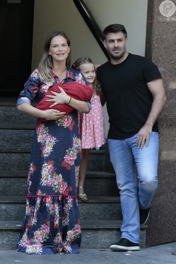 Fernanda Rodrigues deixa maternidade no Rio com o filho Bento no colo, na manhã deste sábado, 13 de fevereiro de 2016