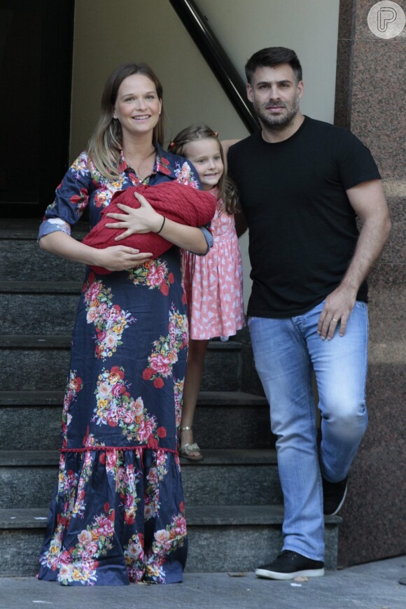 Fernanda Rodrigues deixa maternidade no Rio com o filho Bento no colo, na manhã deste sábado, 13 de fevereiro de 2016