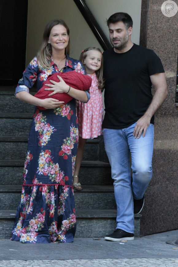Fernanda Rodrigues deixa maternidade no Rio com o filho Bento no colo, na manhã deste sábado, 13 de fevereiro de 2016