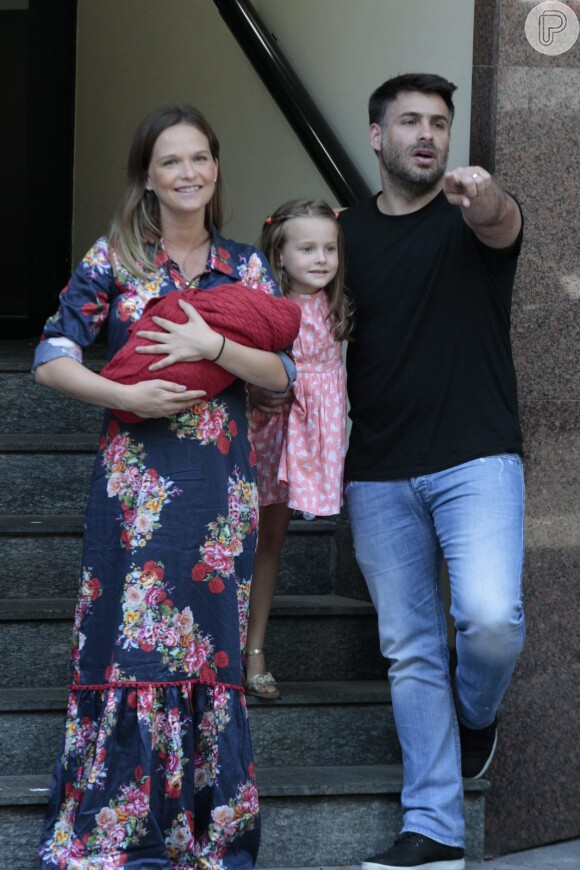 Fernanda Rodrigues deixa maternidade no Rio com o filho Bento no colo, na manhã deste sábado, 13 de fevereiro de 2016