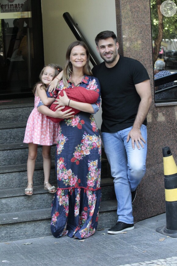 Fernanda Rodrigues deixa maternidade no Rio com o filho Bento no colo, na manhã deste sábado, 13 de fevereiro de 2016