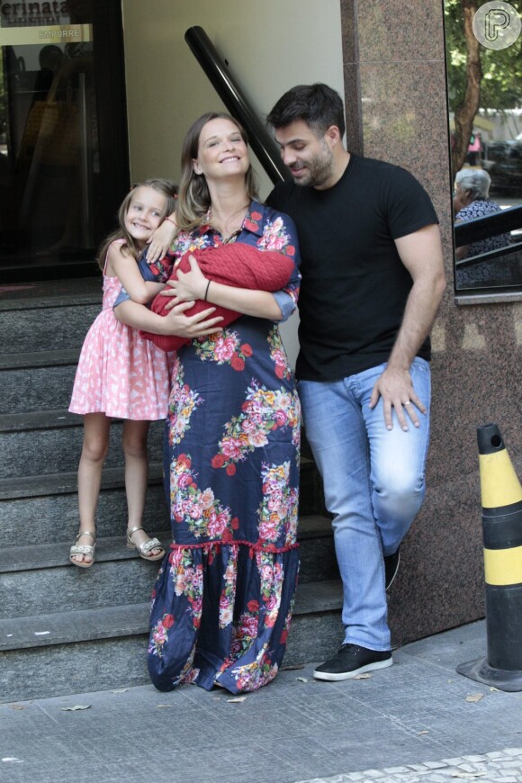 Fernanda Rodrigues deixa maternidade no Rio com o filho Bento no colo, na manhã deste sábado, 13 de fevereiro de 2016