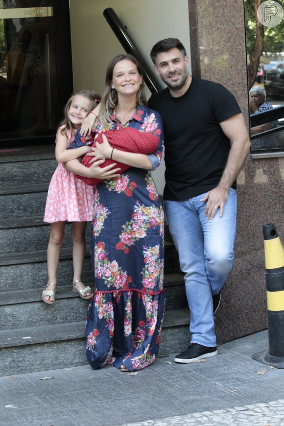 Fernanda Rodrigues deixa maternidade no Rio com o filho Bento no colo, na manhã deste sábado, 13 de fevereiro de 2016