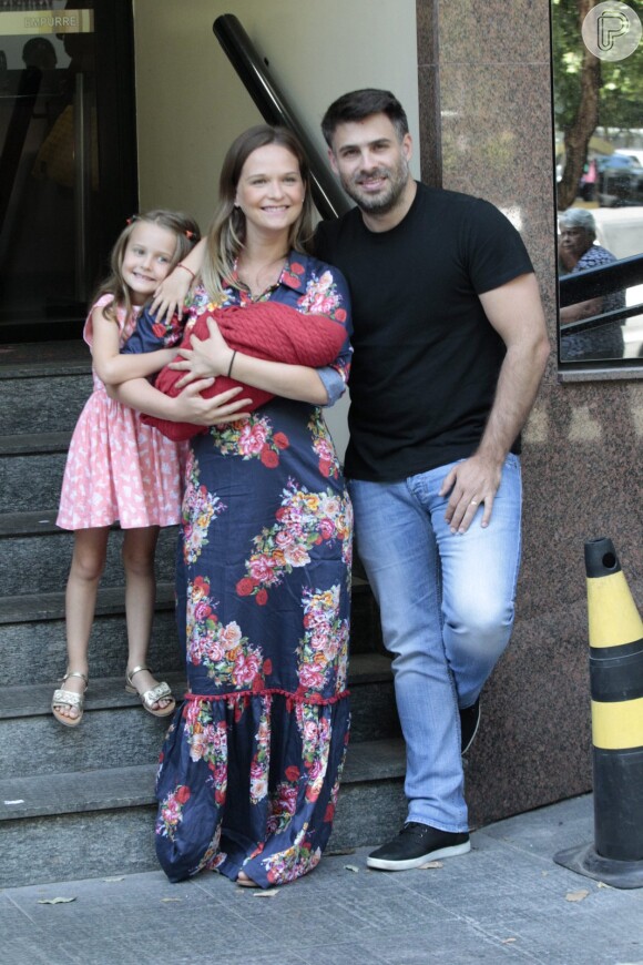 Fernanda Rodrigues deixa maternidade no Rio com o filho Bento no colo, na manhã deste sábado, 13 de fevereiro de 2016