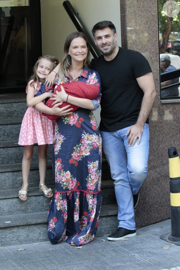 Fernanda Rodrigues deixa maternidade no Rio com o filho Bento no colo, na manhã deste sábado, 13 de fevereiro de 2016