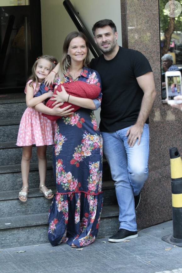 Fernanda Rodrigues deixa maternidade no Rio com o filho Bento no colo, na manhã deste sábado, 13 de fevereiro de 2016