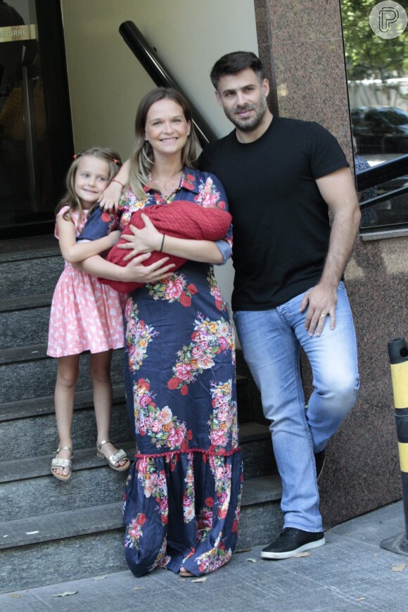 Fernanda Rodrigues deixa maternidade no Rio com o filho Bento no colo, na manhã deste sábado, 13 de fevereiro de 2016