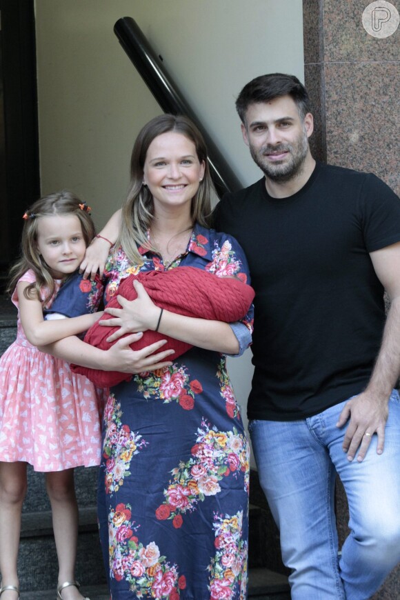 Fernanda Rodrigues deixa maternidade no Rio com o filho Bento no colo, na manhã deste sábado, 13 de fevereiro de 2016