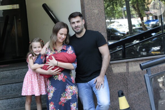 Fernanda Rodrigues deixa maternidade no Rio com o filho Bento no colo, na manhã deste sábado, 13 de fevereiro de 2016