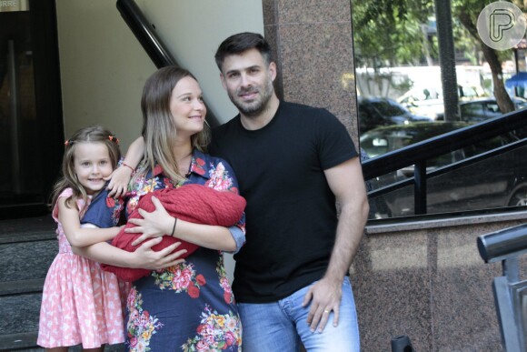 Fernanda Rodrigues deixa maternidade no Rio com o filho Bento no colo, na manhã deste sábado, 13 de fevereiro de 2016