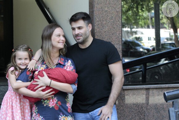 Fernanda Rodrigues deixa maternidade no Rio com o filho Bento no colo, na manhã deste sábado, 13 de fevereiro de 2016